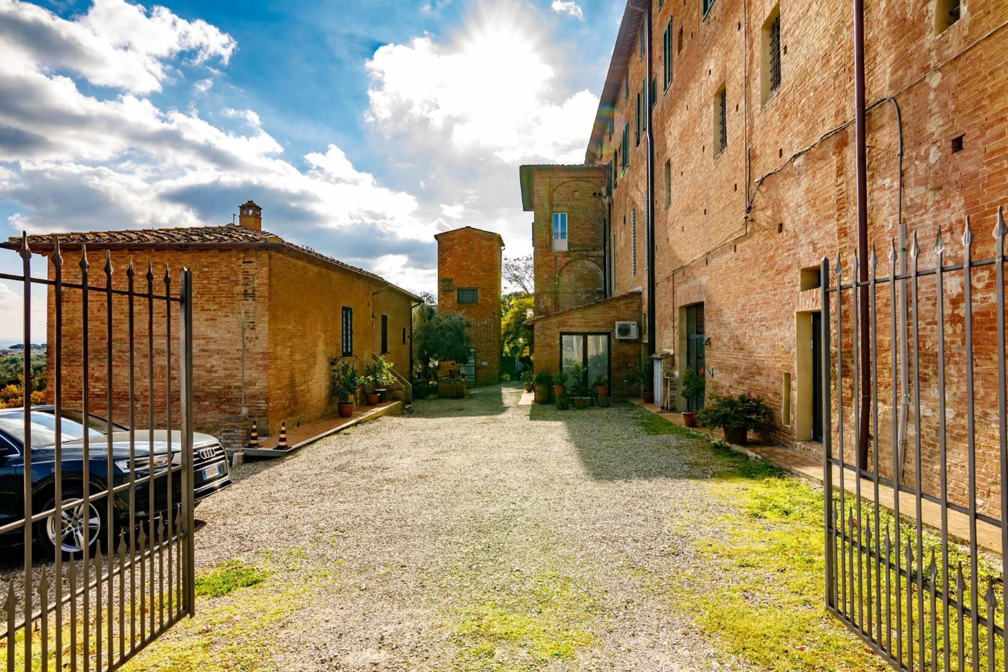 Porta Romana Elegant Apartments With Private Parking! Siena Exterior photo